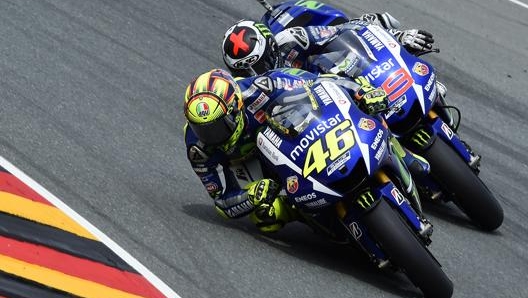 Valentino Rossi e Jorge Lorenzo in un duello del 2015. Ciam-Cast