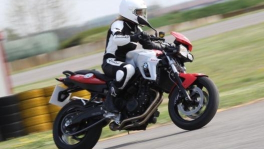 Eccola in pista con una Bmw F 800 R