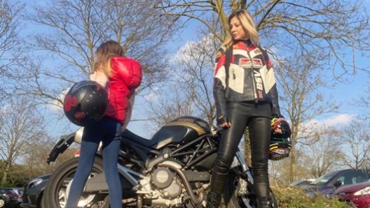 Mamma e figlia pronte a salire in  moto