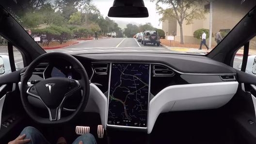 Autopilot è il sistema di guida autonoma di Tesla