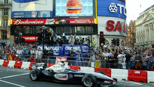 Coulthard in esibizione a Londra nel 2004 con la McLaren. Ap