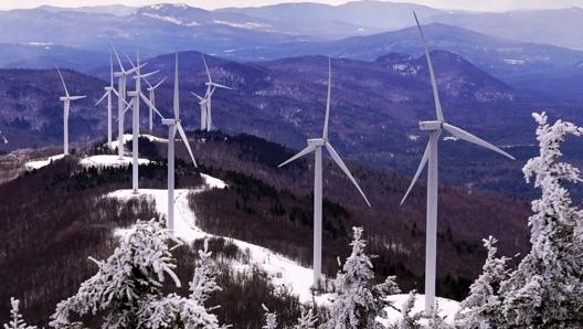 Un impianto eolico nel paesaggio innevato del Maine. Ap