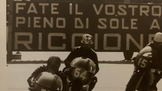 Il cartellone "Fate il vostro pieno di sole a Riccione"