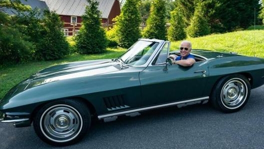 Joe Biden e la sua Corvette Stingray. La foto risale a prima delle elezioni politiche Usa