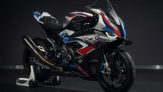 La M 1000 RR è la prima due ruote nel Motorsport firmata Bmw Motorrad, unica ad avere i colori ufficiali del marchio di Monaco di Baviera