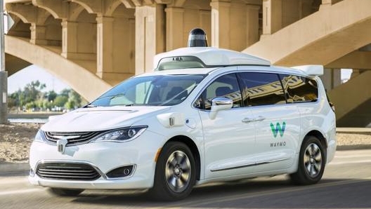 La Chrysler Pacifica con l’hardware della Waymo