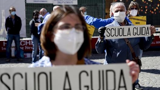 Una manifestazione di gestori di scuola guida