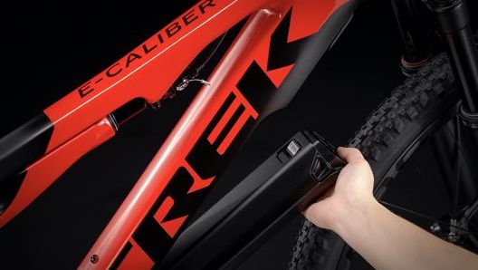 La batteria della Trek E-Caliber si può rimuovere permettendo di pedalare senza l’assistenza elettrica