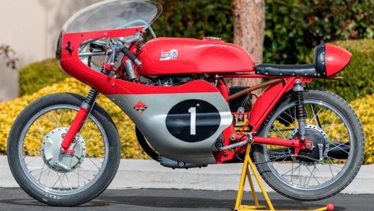 La moto venne prodotta perché la squadra corse ufficiale potesse parteciparci alle competizioni di durata, convertita poi nel 1956 per gareggiare nel TT