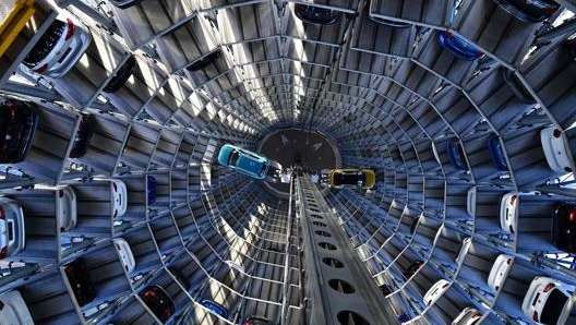 Un auto silo di Wolfsburg. Afp