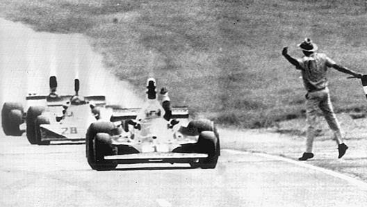 Lauda vince a Kyalami nel 1976. Ap