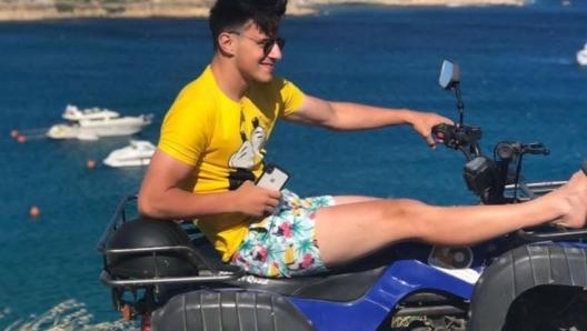 Elif Elmas a Mykonos si diverte a esplorare il territorio con un quad