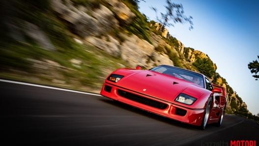 La velocità massima della Ferrari F40 è di 324 km/h