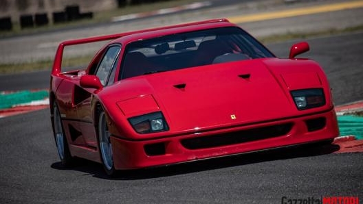 Ferrari F40: per guidarla servono riflessi pronti e braccia esperte