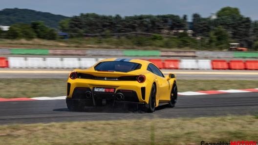 Di traverso con la Ferrari 488 Pista