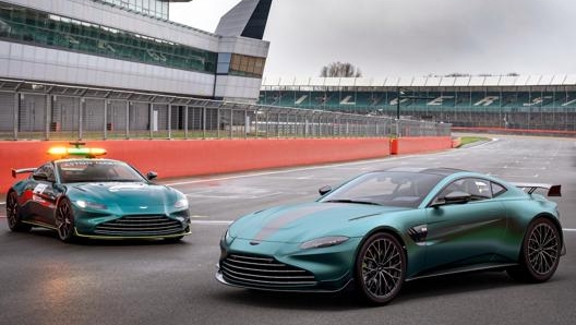 A sinistra la Safety Car 2021, a destra la versione stradale della Aston Martin Vantage F1 Edition