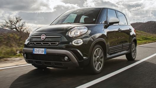 Fiat 500L in allestimento Cross: la famigliare misura 4,3 metri in lunghezza e 1,8 in larghezza