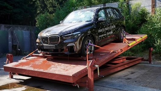 Un test di resistenza ad armi ed esplosivi condotto su una Bmw blindata