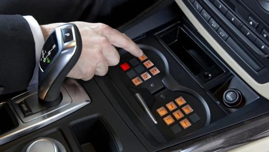 La dotazione delle auto blindate include sirene, lampeggianti, sistemi di comunicazione avanzati e molti altri gadget