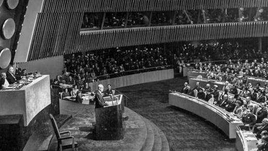 Il presidente Dwight Eisenhower pronuncia il celebre discorso Atoms for Peace, vero e proprio simbolo di unepoca