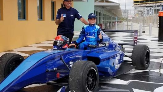 Emerson Fittipaldi, 74 anni, insieme al figlio 14enne, pilota della Sauber Academy