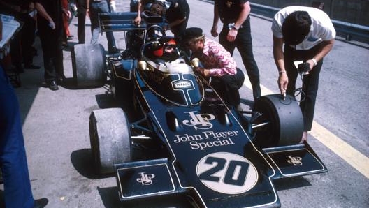 Fittipaldi dentro la Lotus con cui vinse il Mondiale F1 1972. Qui a colloquio con Colin Champman