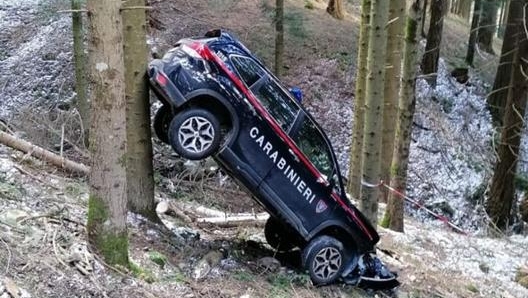 L'auto dei carabinieri precipitata nel bosco a Camaldoli