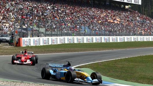 Trulli in lotta con Michael Schumacher a Hockenheim nel GP del 2003. LaPresse