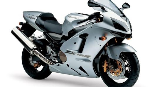 Nellesclusivo club delle moto iper-veloci cera anche la Kawasaki Ninja ZX-12R, una delle pi accreditate sfidanti della Gsx 1300 R