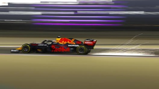 Max Verstappen in azione in Bahrain. Epa