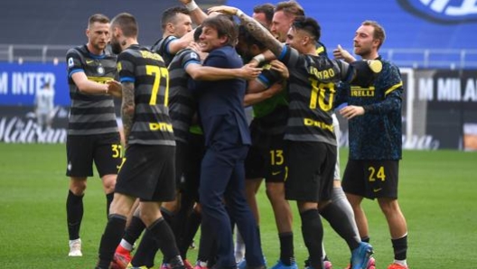 I giocatori dell’Inter esultano dopo la vittoria col Verona. Getty