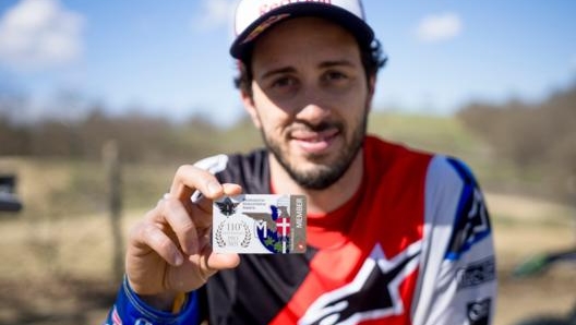 Andrea Dovizioso con la tessera della FMI