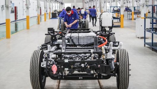 Operai della Byd al lavoro nella fabbrica di Huaian. Afp