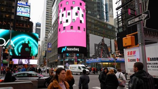 Il logo Lyft a Times Square, New York. Afp