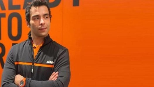 Danilo Petrucci posa con la maglia della Ktm