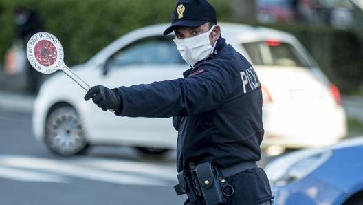 Un posto di controllo della polizia di Stato. Lapresse