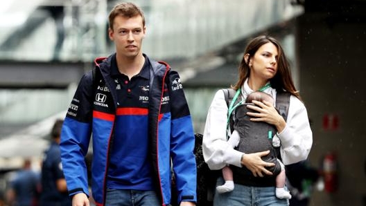 Kelly Piquet insieme a Kvyat e alla loro figlia Penelope