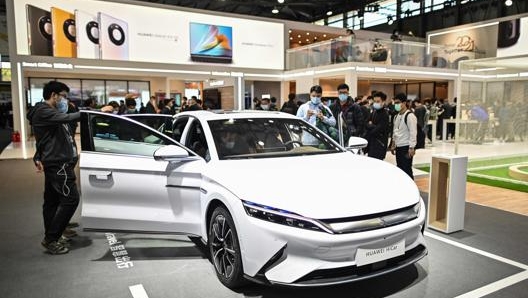 Lo stand della Huawei al Mobile World Congress di Shanghai. Afp