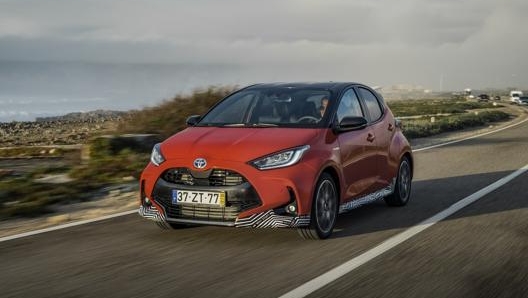 Tra le auto ibride di successo c’è la Toyota Yaris, completamente rinnovata nel 2020