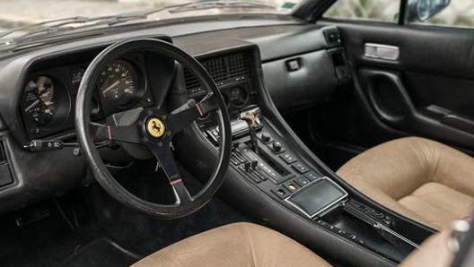 Le vettura colorata di nero in segno di lutto per la morte di Gilles Villeneuve ha interni speciali e rari: sedili beige e resto in pelle nera