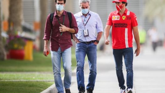 Al centro Carlos sr parla con il figlio in Bahrain. Getty