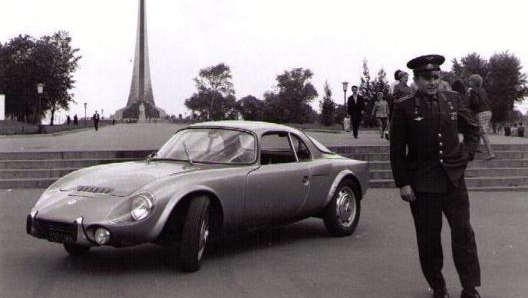 Gagarin con la sua Matra Djet. Sullo sfondo il Monumento ai Conquistatori dello Spazio di Mosca. Club René Bonnet - Matra Sports