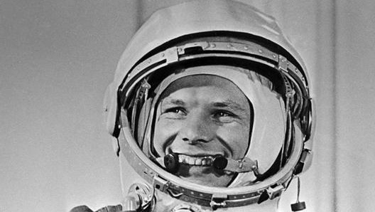 Una delle più celebri immagini di Jurij Gagarin in tenuta da astronauta