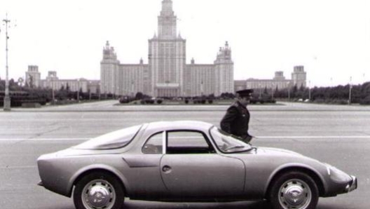 Gagarin e la sua Matra davanti al grattacielo dell’Università Statale di Mosca. Club René Bonnet - Matra Sports