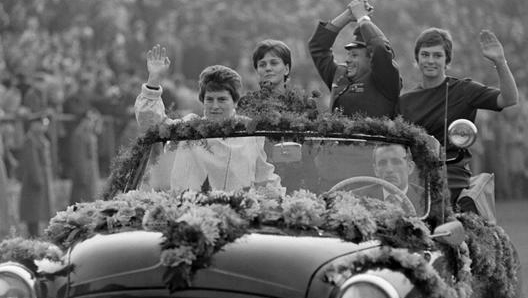 Gagarin in parata su una cabriolet