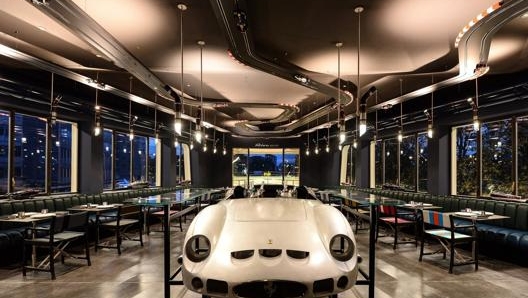 Il bar del ristorante è ospitato dal telaio di una 250 Gto