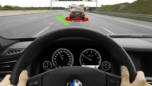 Bmw è stata la prima a introdurre nel 2004 l’Head-Up Display, che proiettava informazioni di guida rilevanti sul parabrezza nella linea di vista diretta del guidatore