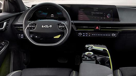 In  plancia, spicca il grande display per l’infotainment