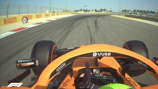 Il fermimmagine del saluto di lando Norris a Carlos Sainz