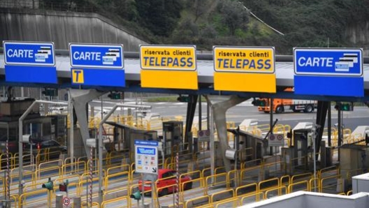 Un casello autostradale con servizio per i clienti Telepass. Ansa